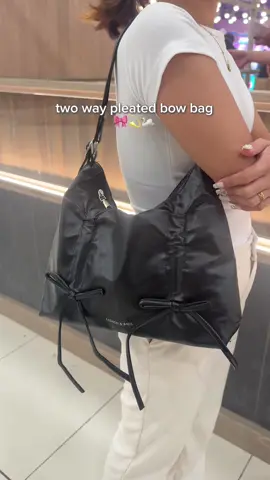 lovin my new pleated bow bag and this is a two way bag! #bag #pleatedbag #bowbag #bagpack #handbag #twowaybag #bagrecos #trending #fyp #viral