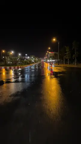 Dạo phố dưới mưa có vẻ chill 🤣 #chil #mưa#muwố #đêm #nhachaymoingay #itnhungdailauremix 