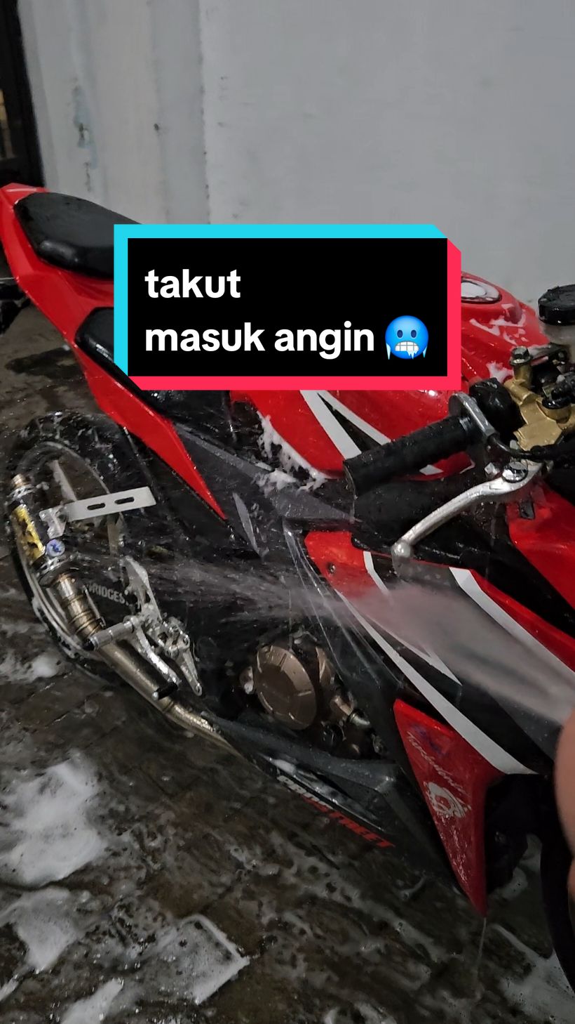 hujan lagi ya mandi lagi, dari pada jadi kerak 🙃 #nyucimotor #cbrstyle #cbr150r #cbr150rmodifikasi #atnugroho_ 