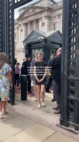 UPDATE: the first 2 girls commented !! 😽 || my mom told me to record in case and i was like okay 😭 || #london #londontiktok #royalfamily #buckinghampalace #viral #fyp  