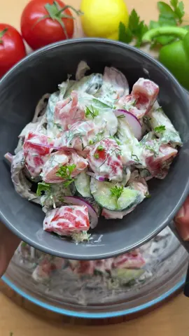 Sommerlicher Salat🥗 -lecker & einfach😍😋👌 Zutaten: •Tomate • Gurke • Petersilie • Dill •Schmand •Zitronensaft •Olivenöl • Salz • Pfeffer #EasyRecipes #tagesrezept #food #Foodie #salad #salat #summervibes #healthyfood #healthylifestyle #inspiration #einfacherezepte #sommer #refreshing #fyp #foryou #goodvibes #goviral