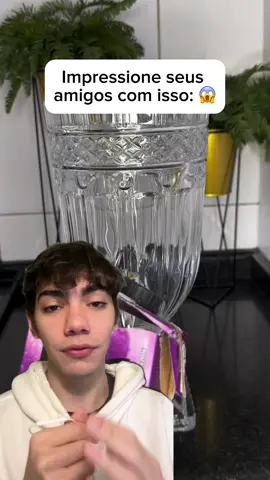 Você vai impressionar todo mundo com isso daqui! 😍✨ Pegue uma caixa de suco e coloque no freezer. Depois de um tempo, tire a caixa do congelador e rasgue o papelão dela, deixando apenas o suco congelado. Coloque esse suco em uma suqueira e complete com água com gás… e está pronto o seu refresco! 🥤💫 Sua família vai adorar e seus amigos vão ficar impressionados! . . . . . . .créditos: dicas_damaisa Compartilhe essa dica incrível e me siga para mais truques úteis! 🙌💡 #DicasDeCozinha #TruquesImpressionantes #Curiosidades #DIY #Bebidas #Refresco #VidaFácil #ReceitasRápidas #DicasÚteis #EconomizeTempo