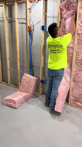 Como insolar un basement , en parades de concreto #drywall #insulation #drywallfinisher #plaster #besament 