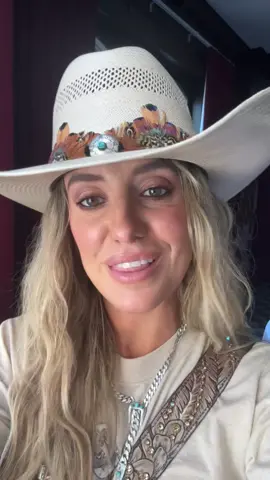 This one’s for you, Wild Horses. Lainey’s new single “Good Horses” featuring @Miranda Lambert is out now! 🏇 Link in our bio to listen! #LaineyWilson #NewMusic #GoodHorses #MirandaLambert @Lainey Wilson 