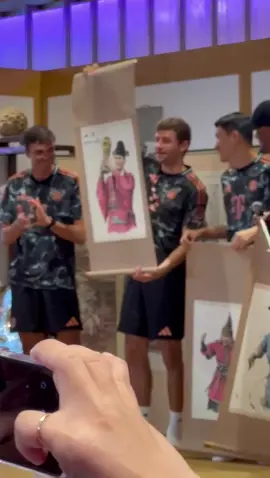 Thank you for this great present 🇰🇷👍🏼 #fcbayern #summertour #southkorea #esmuellert 