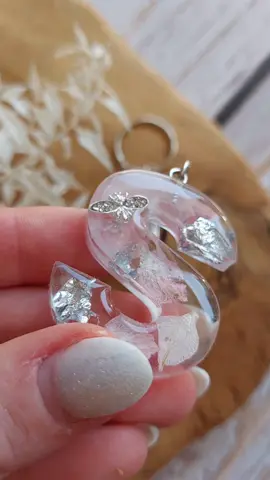 Heute zeige ich euch mal wie viel Arbeit in der Fertigung eines Epoxidharz-Schlüsselanhängers steckt. Damit das Video nicht zu lang wird, habe ich es in zwei Teile gesplittet. 🥰 @dipoxygermany  #schlüsselanhänger #anhänger #keychain #resinkeychain #buchstabe #letter #resinbuchstaben #resinletters #epoxyletters  #epoxidharzschlüsselanhänger #epoxykeychains #resin #resinart #epoxy #epoxidharz  #smallbussiness #handmade 