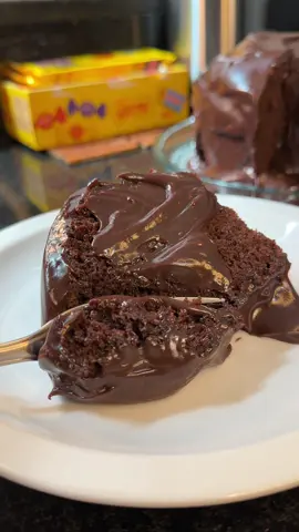 Bolo de Chocolate com Brigadeiro 🍰🍫🤤 Para a massa: 4 ovos 1 xíc açúcar refinado 1 e 1/2 xíc chocolate em pó 50% 1/2 xíc óleo  3 xíc farinha de trigo  1 e 1/2 xíc água morna 1 c.s fermento - Assar em forno pré aquecido a 180 graus por aproximadamente 45 minutos ou até passar no teste do palito. Para o brigadeiro: 1 leite condensado  1 creme de leite 4 c.s chocolate em pó  160g chocolate meio amargo (pode ser ao leite se preferir) #bolodechocolate #bolodebrigadeiro #chocolatecake #chocolatecakerecipe 