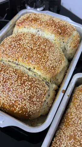 A receita perfeita PÃO DE SEMENTINHAS 🍞✅ muito fácil de fazer, se eu consegui vc também consegue!!  Vale a pena pq fica uma delícia, leve, fofinho, macio durante dias! Saudável e cheio de fibras!!!  Vamos para a receita:   1 xícara de sementes (coloquei linhaça dourada, linhaça marrom, chia e gergelim)  Água quente até cobrir  Ativação do fermento: 10g fermento próprio ora massa  2 colheres açúcar  2 colheres farinha de trigo  3 colheres de leite morno (não pode ser quente tem que ser morno)  Mistura da massa: 500g farinha de trigo  2 colheres manteiga  1 colher sal  1 xícara leite morno  Modo de preparo no vídeo! 🍞✅