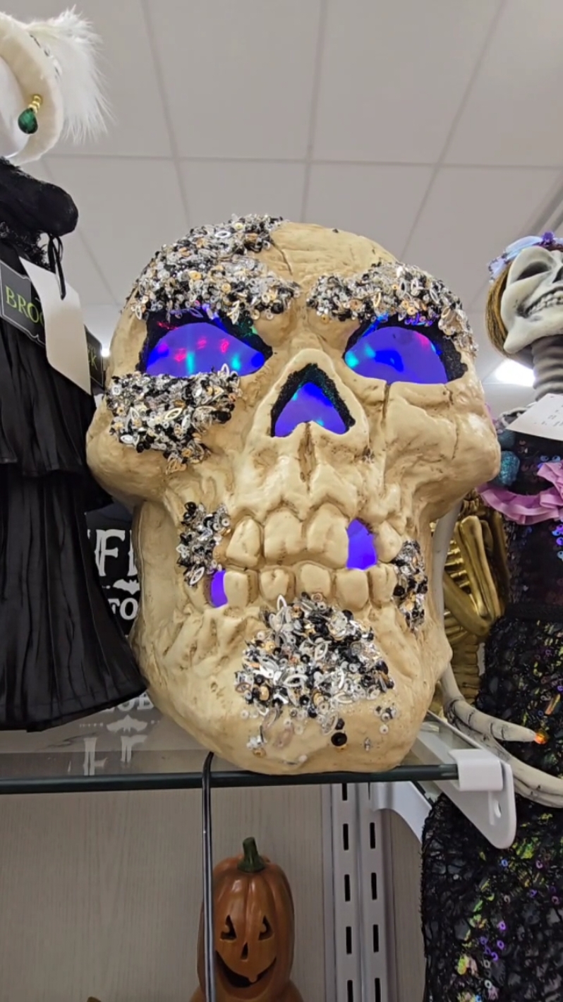 HomeGoods has some amazing Halloween decorations this year!🎃 Loved the glitter light up skull.💀 May need to go back & get her. What Halloween decoration are you in need of this year?👻 #homegoods #tjmaxx #marshalls #halloween #halloweendecor #halloweenlook #halloweendecorations #spookyseason #spookyszn #tampabay 