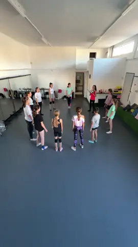 Egy kis ügyességi játék az edzés elején. 🕺🏼 #etudedancestudio #dancers #dance #challenge #dancing #foryou #foryoupage 
