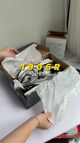 Năm nay hot hot mấy đôi kiểu êmm tiện này lắm luôn ớ, màu đẹp nhức nách, best seller của Newbalance 1906R #fypシ゚viral #giaychinhhang #fypシ #giaysneaker #sneakerhead #adidasamba #shortvideo #xuhuong 