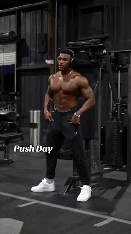 PUSH DAY 🔥 the pump was riduclous during this routine! full outfit 👉🏾 @Gymshark #Fitness #fitnessmotivaton #pushday #chestday 1:1 Online Coaching Available (Link in Bio)