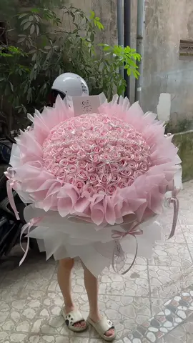 Nếu ngày nào đó bạn buồn, hãy ngắm những đoá hoa xinh 🌸 #NHGFloral #hoasap #hoadep #hoaxinh #quatang #bóhoa #LOVENHGFloral #Wink 