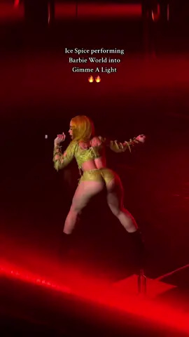 the transition!! 🔥🔥 #icespice #philly #y2kworldtour #nickiminaj 