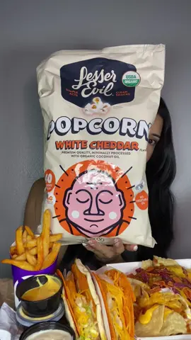 Taco Bell sauce + White Cheddar popcorn is a must try 😍😍 @LesserEvil Snacks #lesserevilpartner #asmr #cheesy #crunch #foodsounds 