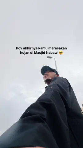 Damai dan tenang🥹 Tidak ada yang lebih indah dan romantis dari hujan di Madinah, jutaan doa terpanjatkan, kebahagiaan tercurahkan, kenangan yang tidak akan terlupakan🤍  Ada yang rindu dengan Madinah? #madinah #masjidnabawi #hujanmadinah 