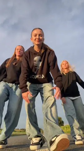 THE BEST TRIO AGAIN dc:@HOOK //@agata🪩🎀 @julia #dancechallenge #fypシ #foryou #dc #dance #viral #fyp #dancer #trend #trending #foryoupage 