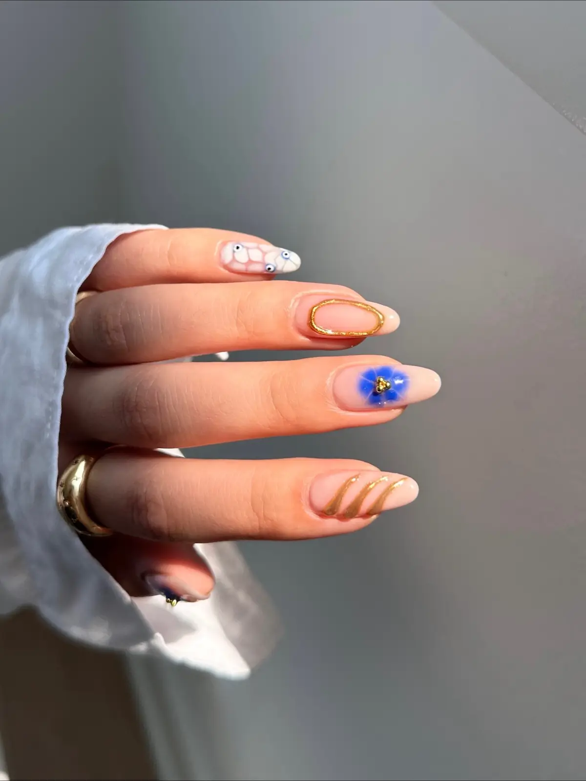 such a vibe ~✨🧿💙 #nails #naildesign #nailtutorial #chromenails #nailinspo #bluenails #evileyenails #summernails 