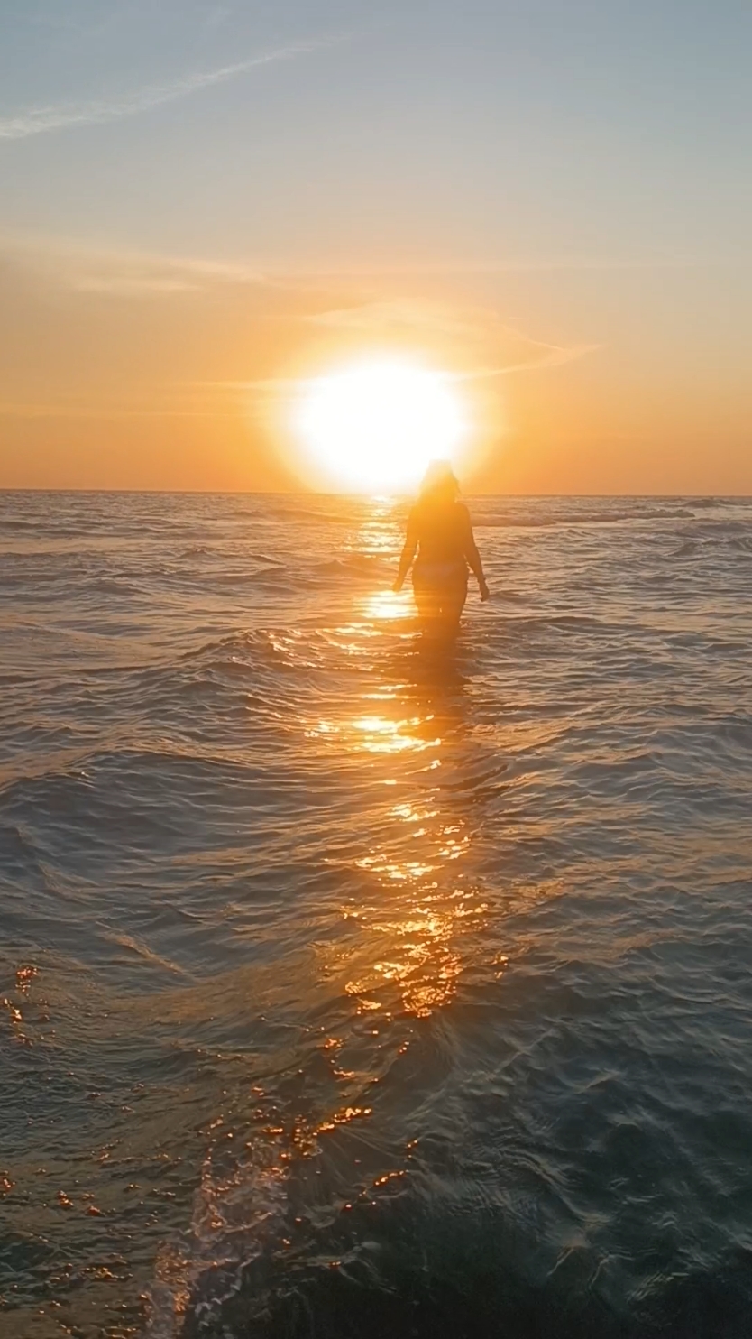 #sunsets #sunsetbeach #tramonti #sunsetlovers #blondie #blondiegirl #singlemomsoftiktok #photography #reels__tiktok #mare #sea 