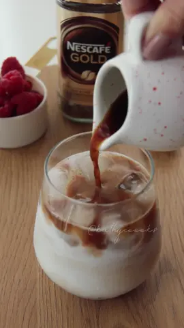 Якщо хочеться чогось літнього та освіжаючого, приготуйте холодну каву з малиною, це саме те, що потрібно для любителів цікавих поєднань. А щоб смак був довершеним та неповторним, я завжди обираю каву Nescafé Gold.  Вона має багатий аромат і збалансований смак, завдяки унікальному золотому обсмажуванні зерен Арабіки 😌 Рецепт: • малина - 50 г • молоко - 200 мл • кава Nescafé Gold - 2 ч.л  • вода - 100 мл • вершки 33% - 20 мл • цукор або сироп - до смаку • шоколад - до смаку  • лід  Малину добре розімʼяти до стану пюре.  Додати лід та влити молоко. Каву заздалегідь заварити та дати настоятися кілька хвилин. Обережно влити у склянку. Жирні вершки збити капучинатором до стійкої піни. Викласти зверху на каву.  Готовий напій присипати шоколадом. Смачного 🤍 #СмакуйХолоднуКаву #foodblogger #rec #кава 