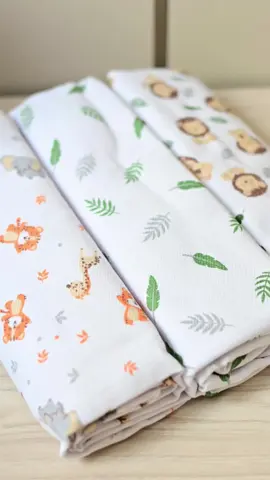 Cueiro Neutro Bublim O cueiro é um item essencial para o enxoval do bebê, sendo utilizado principalmente nos primeiros meses de vida. Ele é especialmente útil para swaddling, técnica que consiste em envolver o bebê firmemente em um tecido, proporcionando uma sensação de segurança e ajudando a acalmar o bebê durante o sono. Acesse nosso site www.lojababyjoy.com.br #cueiro #charutinhobebebe #swaddle #enxovaldebebe