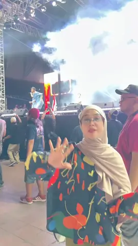 Sekelas ria ricis aja butuh hiburan Ndx'aka apa lagi kita..?#konser #ndxaka #riaricis #remembernovemberfest 