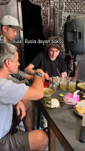 Bule doyan bakso #bulerusia lagi liburan di indonesia doyan bakso #remajarusia  #anakrusia  #anakbule #bakso #doyanmakan 