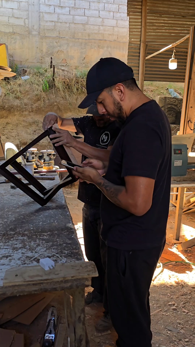 Cosas de carpinteros #MueblesJaramillo #designmueblesec #carpinteria #muebles #quito #ecuador #sofas #sillas #trabajoenmadera 