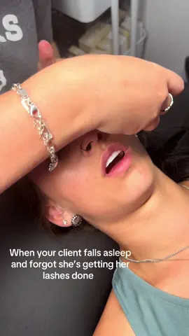 Falls asleep everytime ✨🤌🏼 • #lashartist #lashsalon #hairsalon #lashartist #lashvideos #lashtech 