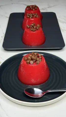 Postre de Sandia. Con solo 3 ingredientes, si, si, solo 3 y es una delicia.  Ingredientes:  500 ml. de sandia  50 gr. de azúcar  60 gr. de maicena  Para decorar: pepitas de chocolate (optional)  Refrigerar: durante 4 horas  • • • #viral #tik_tok #fyp #recetas #sandia 