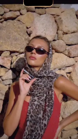 i dont travel without my @Clarins USA #ClarinsPartner #clarinslipoil 