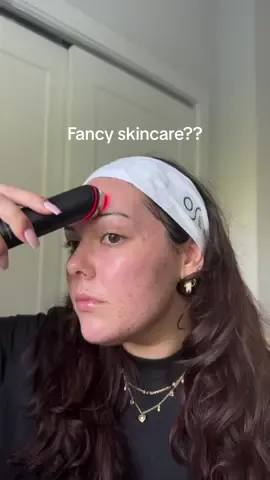 At home spa routine w. @medicube_official was CRAZY! Would you try this??🤔 . . @medicube_us #skincareroutine #skincaretips #skincaredevice #medicube #agerbooster #highfrequency #skincarereview 