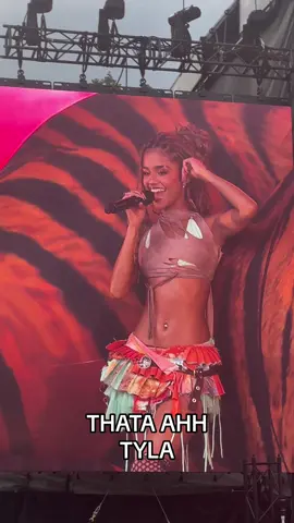 🎟️🧡📞💭🏮 @Tyla Thata Ahh, wanna call you over, wanna get to know ya #tyla #thataahh #osheaga2024 #festival #montreal #osheaga #concert #mtl #viral #fyp #foryou 