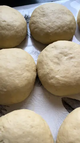 Тесто для самсы  Сегодня будет 20 кг самсы для мероприятия😋😋😋 Самса куриная , в кг 20 штук #самса #самсасмясом #самсарецепт #полуфабрикаты #полуфабрикатыалматы 