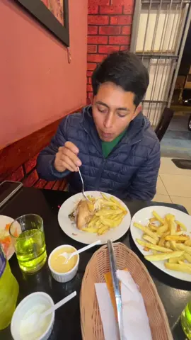 ¡Celebramos el Día del Pollo  en la mejor pollería Gallardo’s Chicken! Disfruta de un festín de sabor con el auténtico pollo a la brasa.  Preparado con la receta secreta de la casa, el pollo es jugoso, tierno y con un sabor que te hará querer más. Trae a tu familia y amigos para compartir un momento delicioso y especial.  ¡Te espera con los brazos abiertos y el pollo más sabroso! #DíaDelPolloALaBrasa #Polleríagallardos #SaborAuténtico #pasionysabor #callao #avdominicos #fyp  #point 