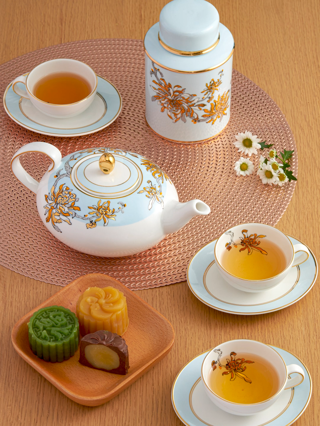 Minh Long khởi tạo mùa đoàn viên ấm áp với đa dạng bộ trà được tinh tuyển từ đất lành của thiên nhiên, mang đến một Trung Thu mới mẻ mà vẫn đong đầy yêu thương bên người thân và bạn tâm giao. Nhân dịp đặc biệt này, Minh Long dành tặng quý khách hàng nhiều ưu đãi hấp dẫn như một món quà tri ân, để “Ý Trà Thưởng Nguyệt” thêm vẹn tròn trong từng khoảnh khắc. #trungthu #botratrungthu, #botraMinhLong, #quatangtrungthu