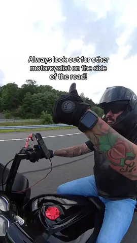 I always look out for other motorcyclist on the side of the road that might need help! #motorcyclists #motorcyclesoftiktok #bikertok #bikers4bikers 