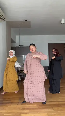 You are my sonia 🌾 baju ada kat beg kuning , win size xxl berat wiwin 100kg , @say_iera size S dan @syi ☻  size xxl #wiwinreview #wiwinbollmixdance #wbdteam @Byniyzarashid 