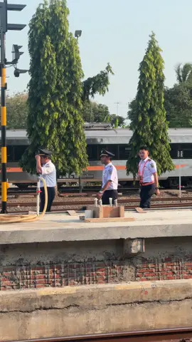 Serah terima dinasan masinis kereta api bersama siswa diklat calon masinis. Ada yang tau sekolah masinis itu dimana? #keretaapi #keretaapiindonesia #masinis #masiniskai #railfansindonesia #railfansoftiktok 