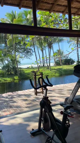 ✨ Padrão de bem-estar no Tororomba resort! Em nosso espaço fitness desfrute de: 🏋️ Academia 🔥 Sauna revigorante 💆‍♀️ Sala de massagem relaxante 🛁 Jacuzzis aconchegantes Tudo isso em meio a uma arquitetura moderna e uma vista panorâmica para o mar!  Venha viver essa experiência única. Reserve já sua estadia e renove suas energias no Tororomba Resort!  #TororombaResort #Ilhéus #BemEstar #AcademiaDeLuxo #VistaParaOMar #Relaxamento