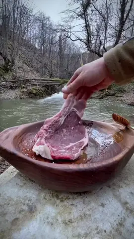 steak and beef marrow on natural rocks 🥩🔥🌨🌳🌲🌴 #cookingasmr #outdoorcooking #leon #nature #asrm 