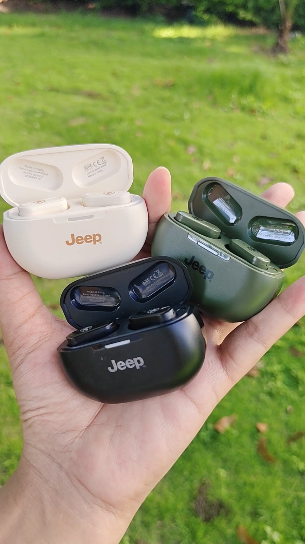 JEEP JP-EW011 หูฟังไร้สายใส่สบาย ใครยังไม่กดถือว่าพลาดมาก ตัวนี้แบตอึดเสียงกระหึ่ม กันน้ำถึงระดับ ipx 5 บลูทูธ 5.3 คุยสายเสียงชัด  สนใจพิกัดในตะกร้าได้ปลดก่อนหมดโปร! . . . #jeep #jeepew011 #หูฟังบลูทูธไร้สาย #หูฟังไร้สาย #หูฟัง #it #หวานชอบรีวิว 