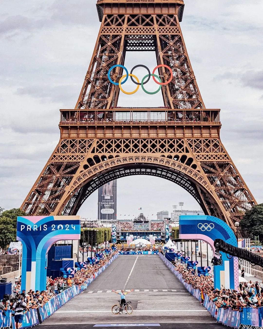 @Remco Evenepoel 🤝 Jude Bellingham Another unforgettable moment @paris2024 🥶 Credit: Zac Williams (IG: z_w_photography) #Cycling #OlympicCycling #CyclingRoad #cyclinglife #cycle #bike #bikelife #biker #sport #sports #sportstiktok #august #bellingham #judebellingham #olympics
