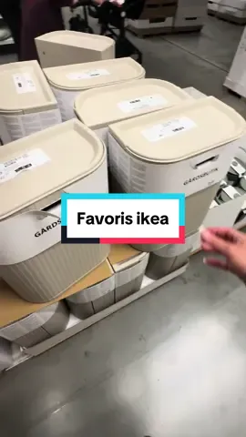 Hello je vous partage mes coups de cœur ikea ☺️💕 C’est une poubelle à la base, je l’ai détournée en panier à linge d’appoint mais ça peut aussi bien être un système de rangement pour chambre enfant par exemple ou autre… #ikeafinds #ikeahack #organisationmaison #salledebain 