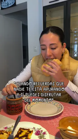 la manera más sencilla de regular tu sistema nervioso es desacelerando 😌 Lo he comprobado muchas veces.    ¡Incluso haciendo este video sentí cómo mi mente se aceleraba y estresaba luego de hacer las partes rápidas!😮  Es que cuerpo y mente están en comunicación constante, es un ida y vuelta. 🔁   Muchas veces me encuentro en modo turbo 🚗💨 y me digo a mí misma “espera espera ¿quién nos está apurando?” 🤣 y soy yo misma la que me pongo límites de tiempo solo porque “necesito” terminar para pasar a otra actividad que me mantenga ocupada y apurada. 😀 Pero qué deli cuando vamos con calma, relajamos los músculos y disfrutamos del momento 🥰 llevándole el mensaje a nuestro cerebro de que estamos a salvo.    💡créditos a Alena Winter en IG 🫶 