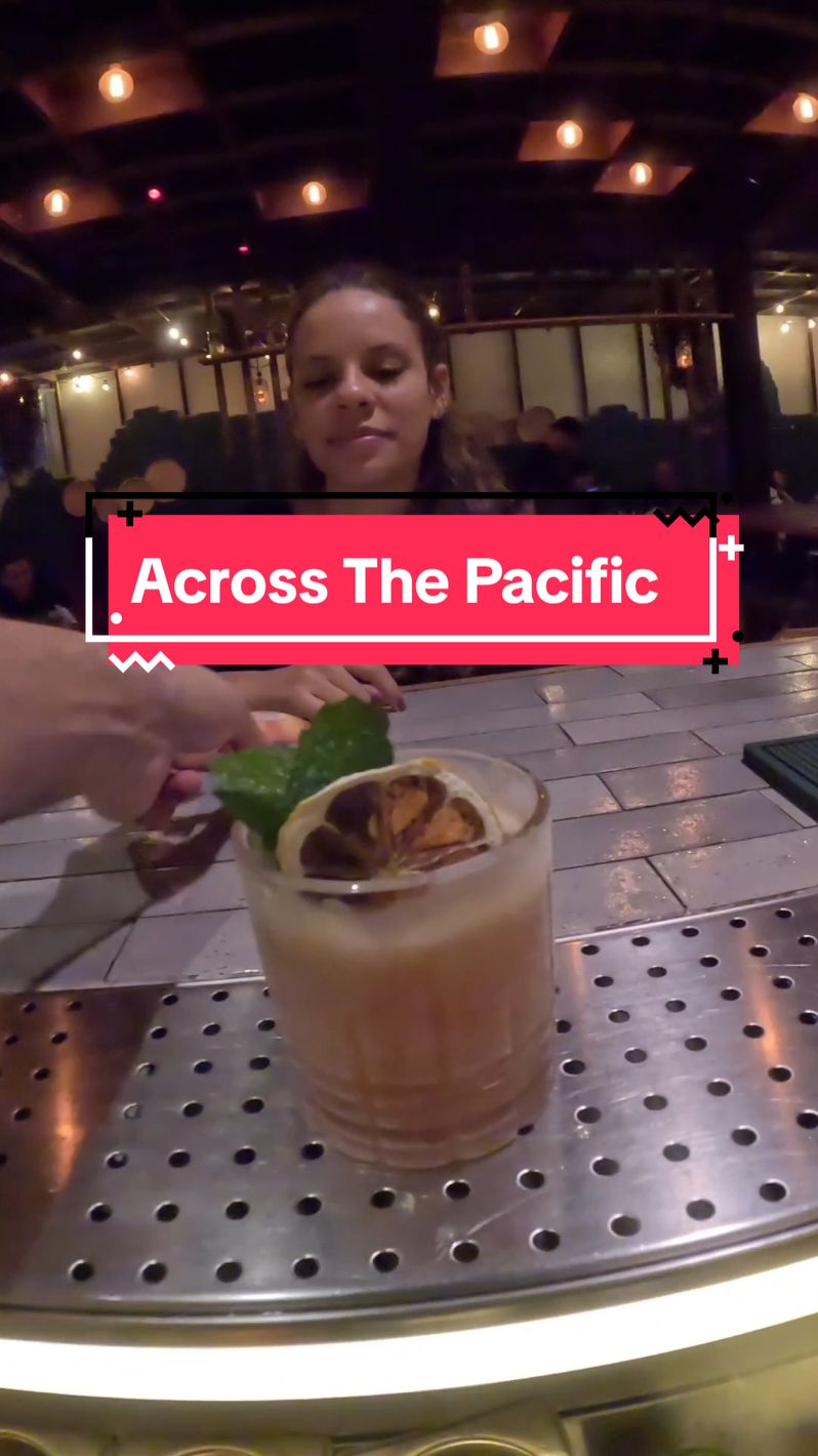 Hoje tive o prazer de atender uma cliente recém-formada em gastronomia que buscava um drink com notas doces e um toque de amargor. 🌸🍸 Preparei para ela o Across The Pacific, uma combinação perfeita de amaro, rum envelhecido, xarope de amêndoas, limão e Angostura. 🍋✨ O resultado? Um drink delicioso que ela adorou!  #pov #bartenderlife #bartender #drink #cocktail #rum #amaro #mixology #craftcocktails #cocktailhour 