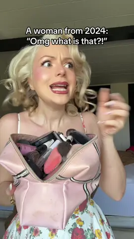 What a 90 year old makeup bag looked like 😲😳