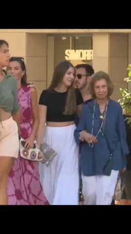 princess leonor,infanta Sofia,queen Letizia,dan queen Sofia terlihat sedang berjalan sore di pusat kota Palma de Mallorca.#newupdate #princessleonor #princessleonorofspain #infantasofia #infantasofiaofspain #queenletizia #queenletiziaortizofspain #queensophia #queensofiaofspain #leonordeborbon #sofiadeborbon #leonorysofia #españa #spanyol #spain #mallorca #fyp  #fypシ #xyzbca 