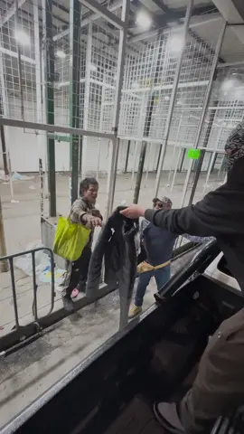 Estaban sufriendo por el frío y la lluvia, así que fuimos a ayudar