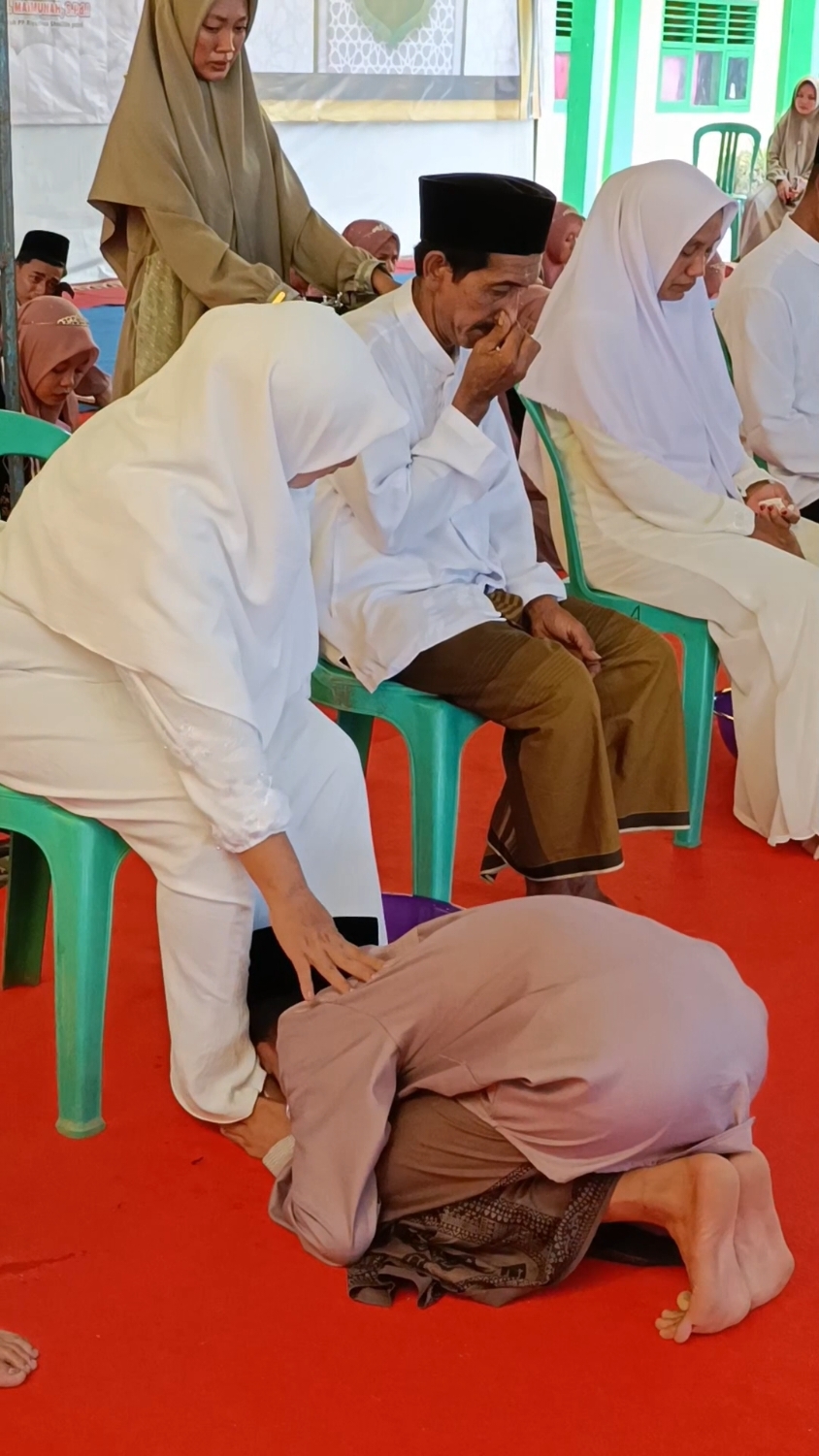 Moment Haru || Betapa Bahagianya Seorang Ibu Ketika Kelak di Akhirat Diberikan Mahkota Oleh Putra Putrinya🍃  ||  Best Moment Wisuda Hifzil Qur'an Juz 1-20 #hifzilquran #tahfidz #ummi #sedih #storysedih #pondokpesantren #fyp #trending #momenwisuda #riyadhussholihin 